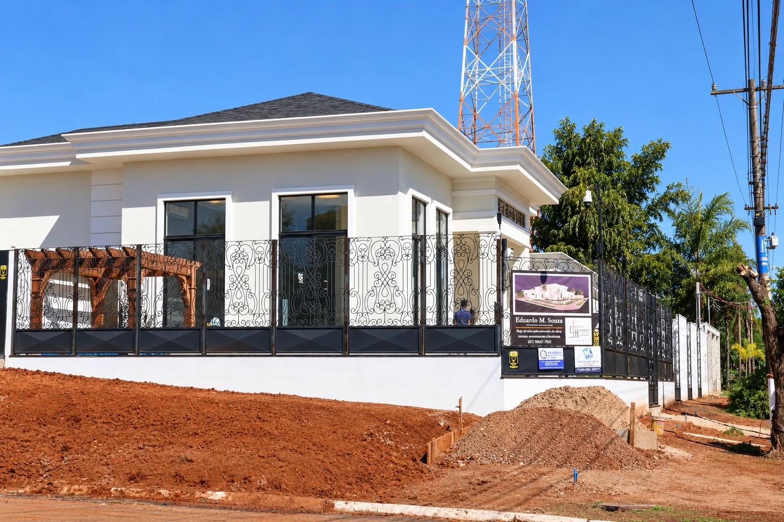 Fachada residencial durante a execução.